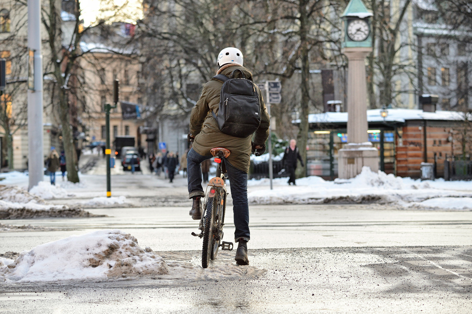 Radfahrer auf glatter, matschiger Straße