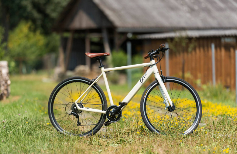 Weißes Fahrrad auf grüner Wiese