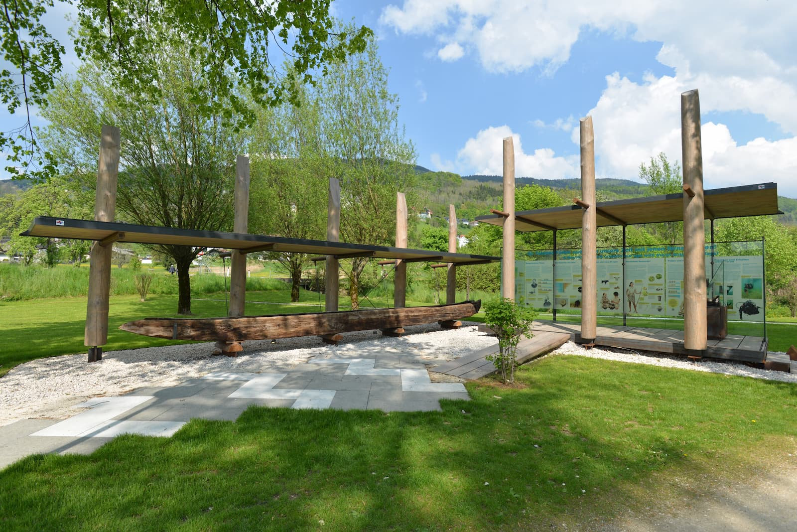 Hier stand die größte Pfahlbausiedlung Europas: Pfahlbau-Pavillon am Mondsee