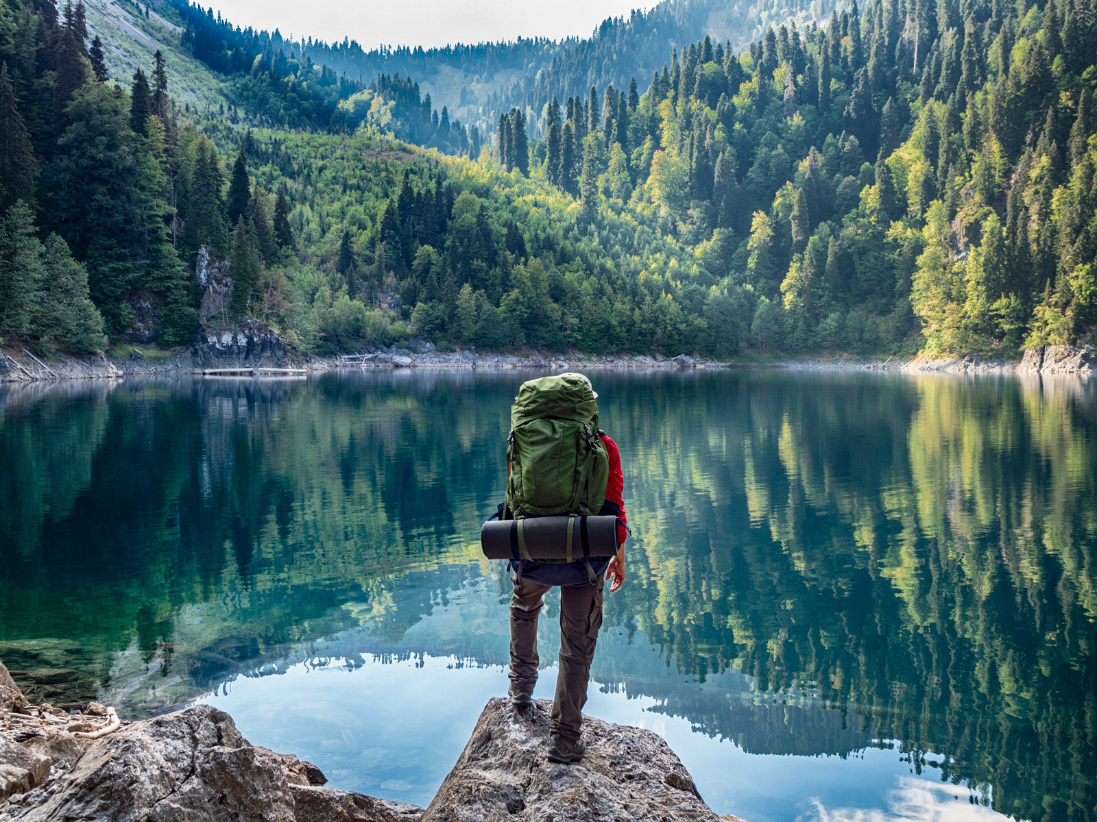 1277142237 Große Freiheit alleine: Bergsee in Georgien
