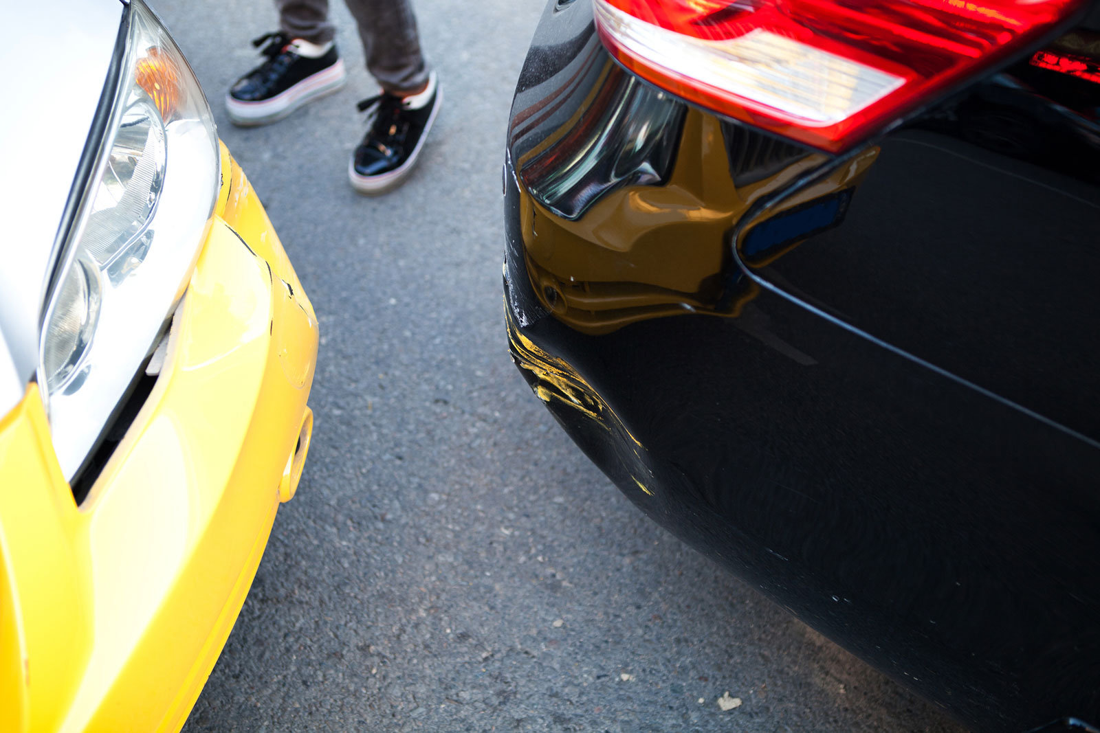 Zettel reicht nicht: Hast du ein parkendes Auto beschädigt, warte auf den Fahrzeugführer oder rufe die Polizei.