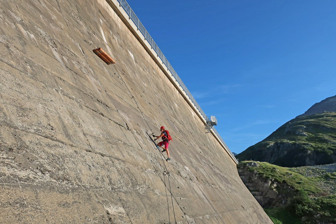 Geeignet für Anfänger und Kinder: Steig an der Staumauer entlang