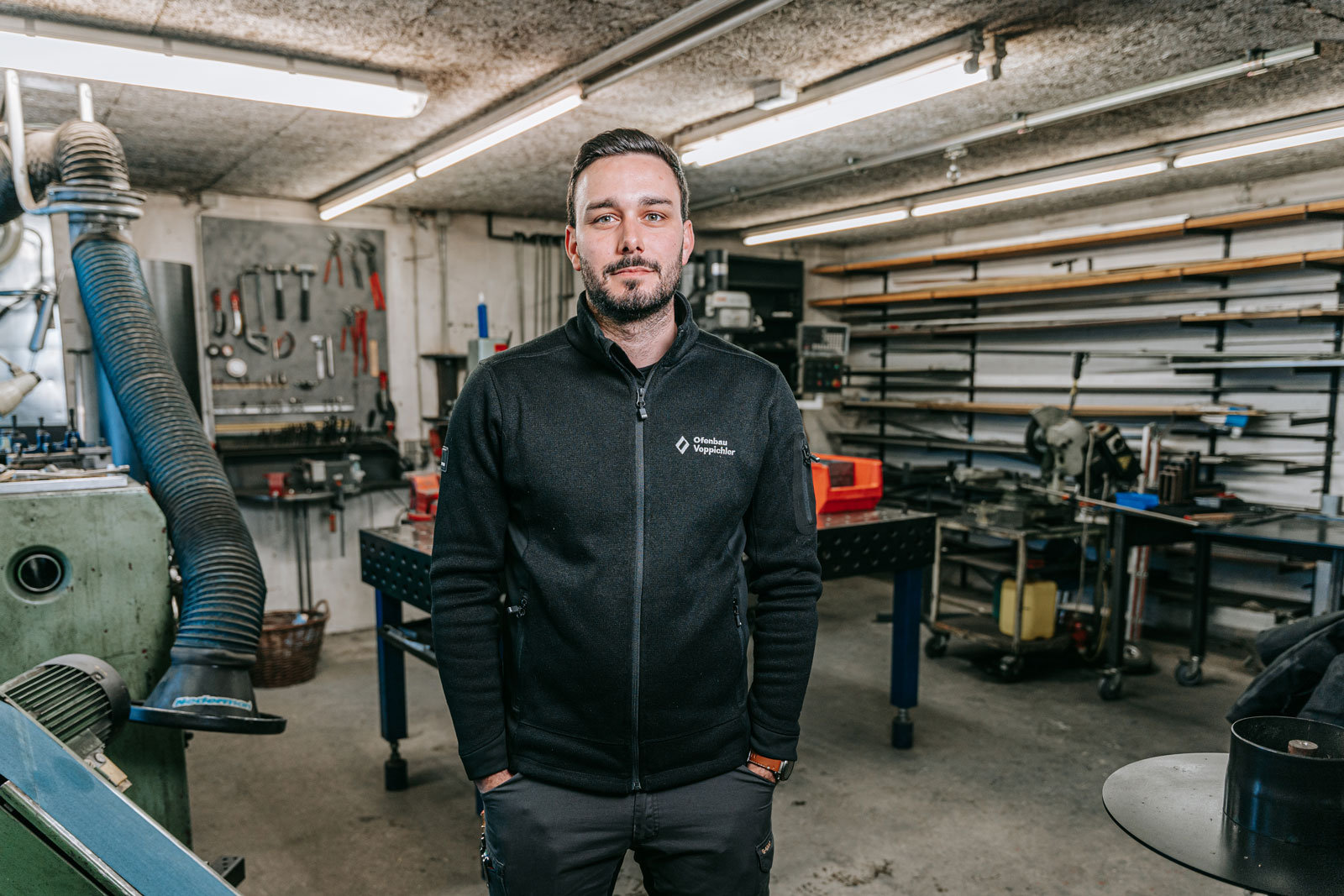 Simon Voppichler leitet einen Ofenbaubetrieb in Egg.
