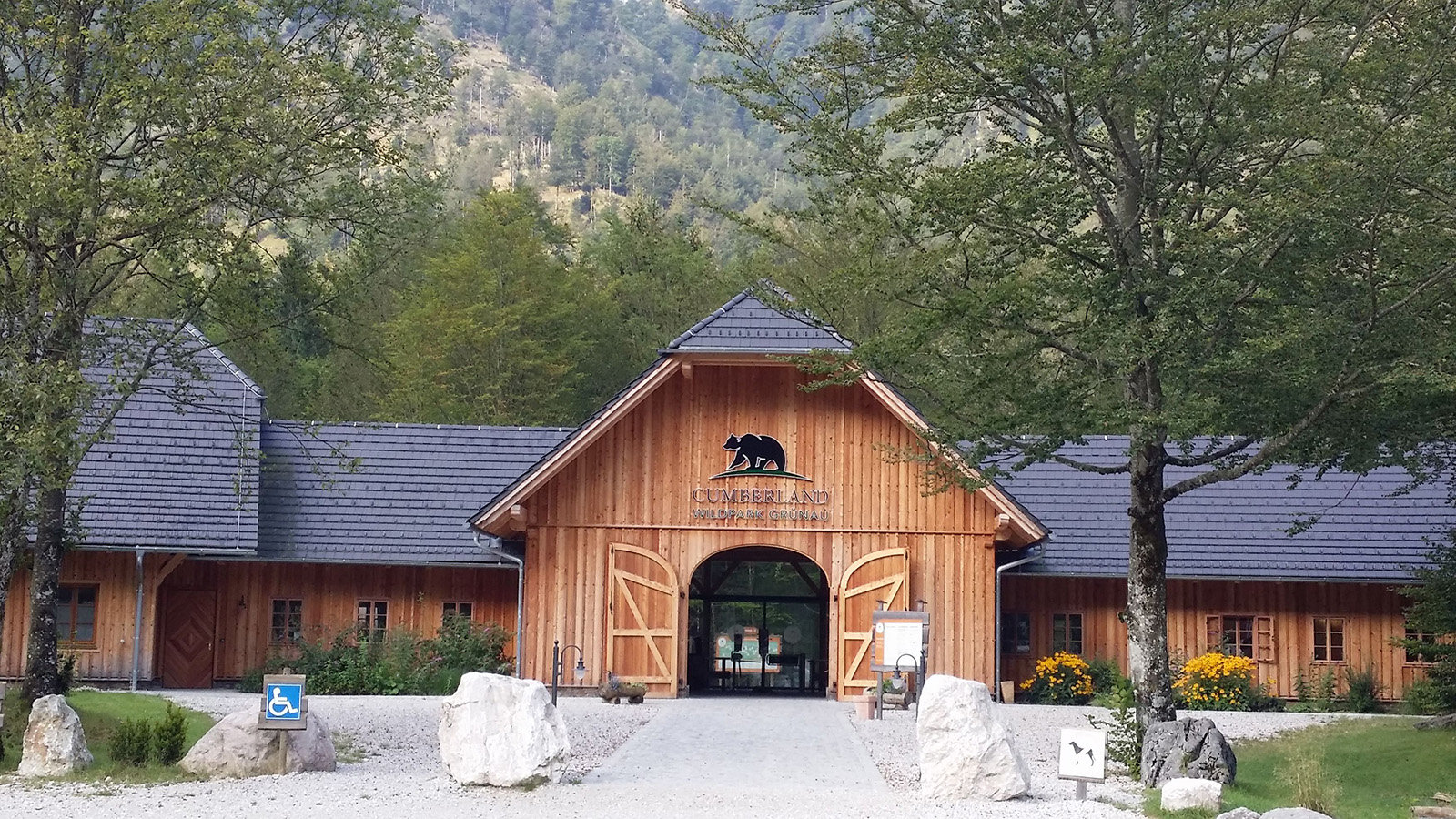 Familien können in den naturnahen Gehegen Luchse, Hirsche, Steinböcke, Wölfe und Bären beobachten