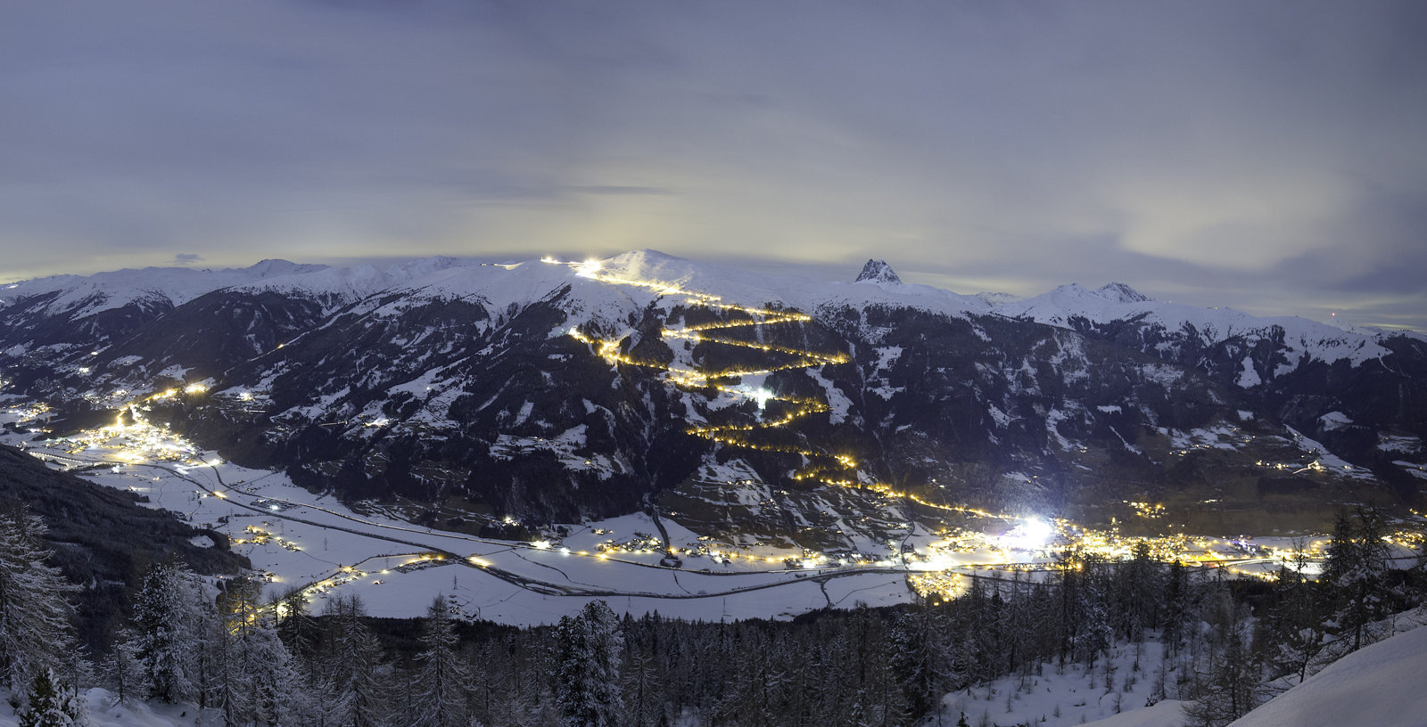 Beleuchtete Abfahrt am Wildkogel