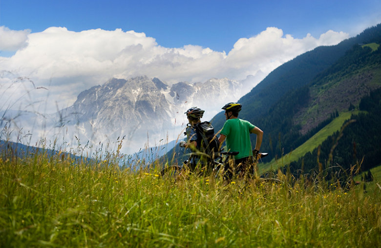 2 Personen mit Rädern auf einem Berg