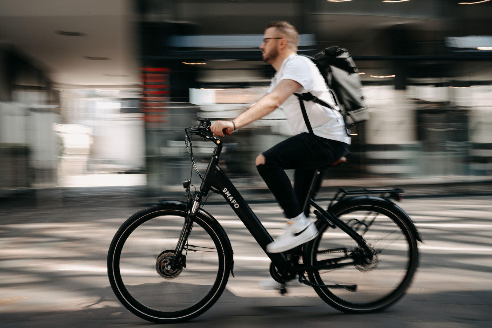 Mann fährt auf seinem E-Bike