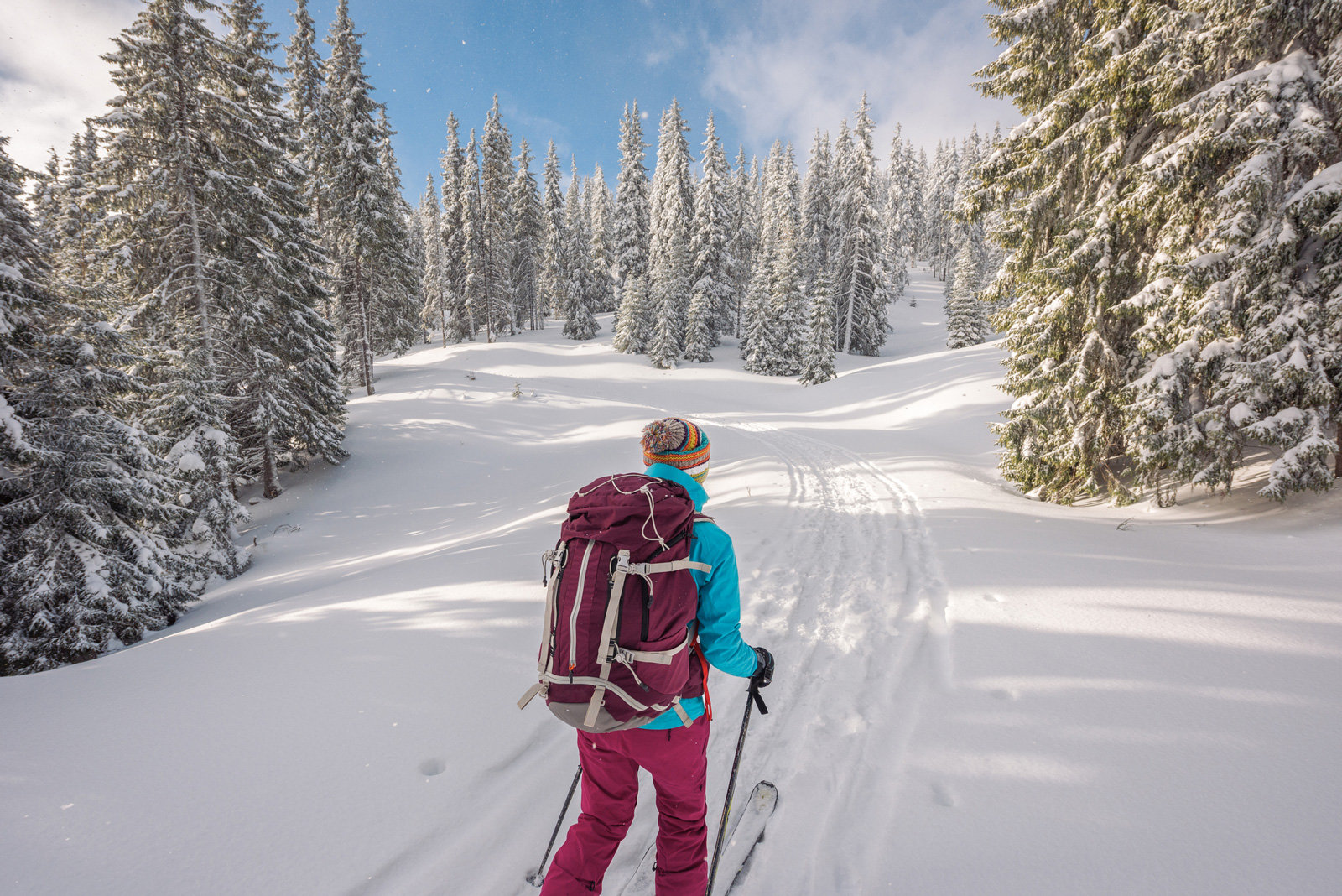 Person in Ski-Ausrüstung in Winterlandschaft