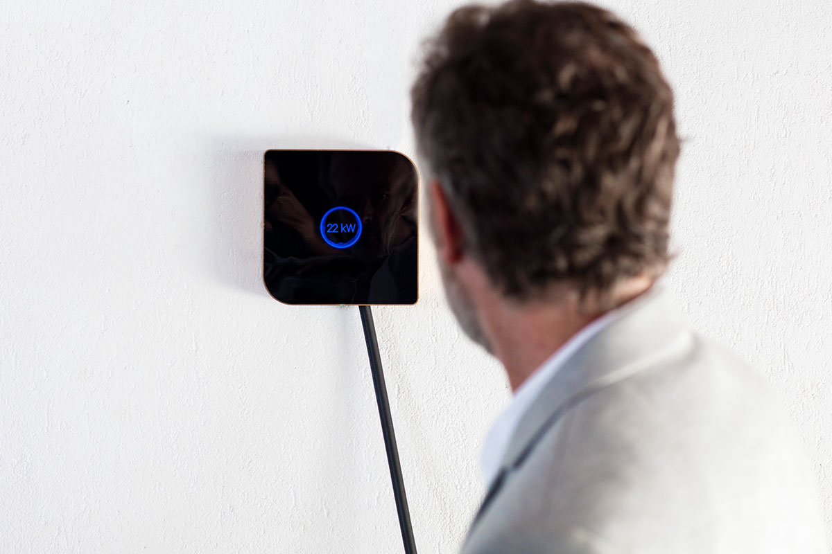 Wallbox Hinterkopf eines Mannes, der vor Wallbox steht