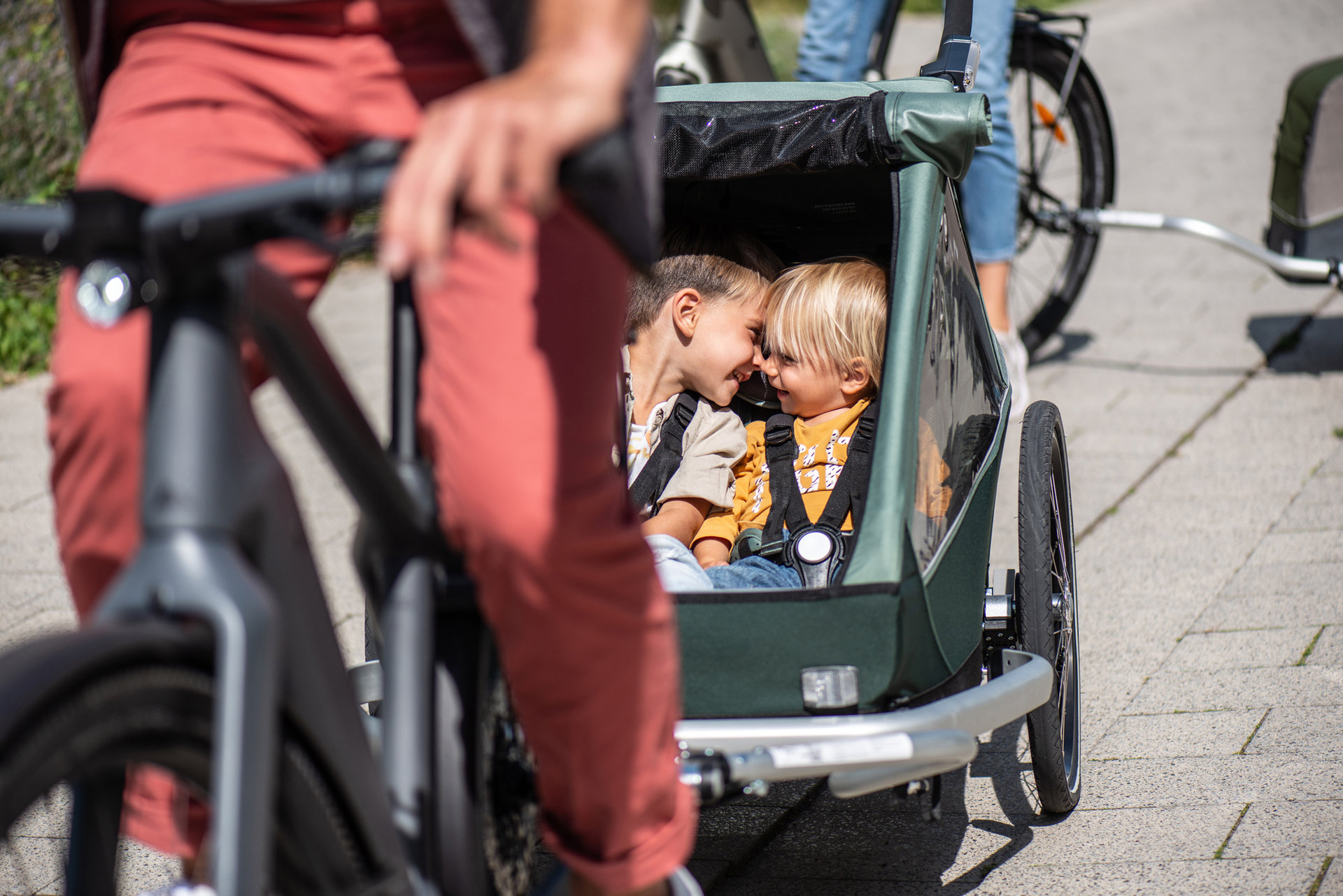 Unbeobachtet: Kinder im Anhänger