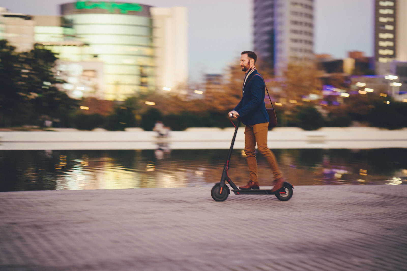 Roller Geschäftsmann auf Elektro Tretroller