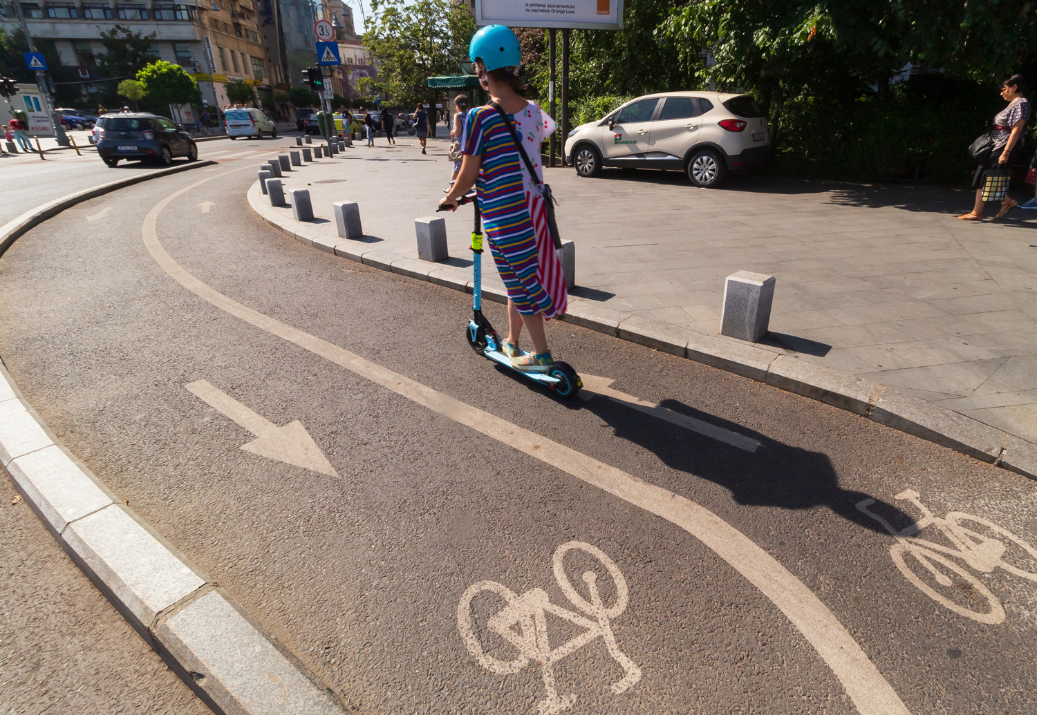 Radweg Frau mit Helm auf E-Scooter