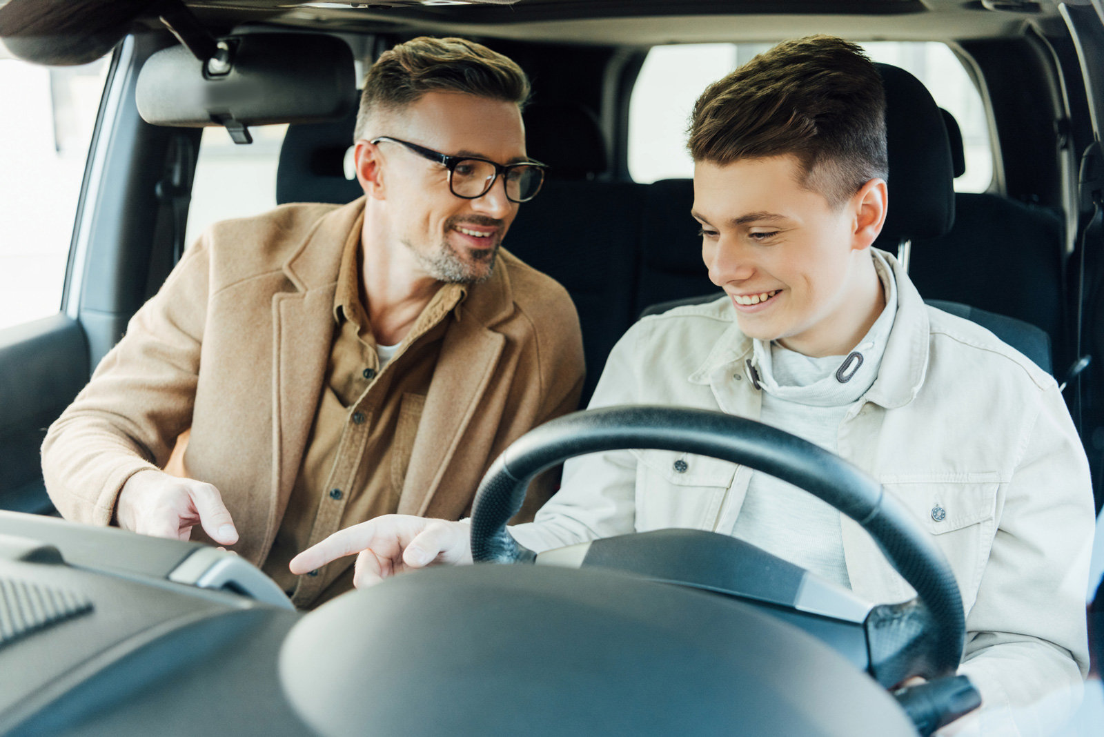 Fahrer und Beifahrer in einem Auto