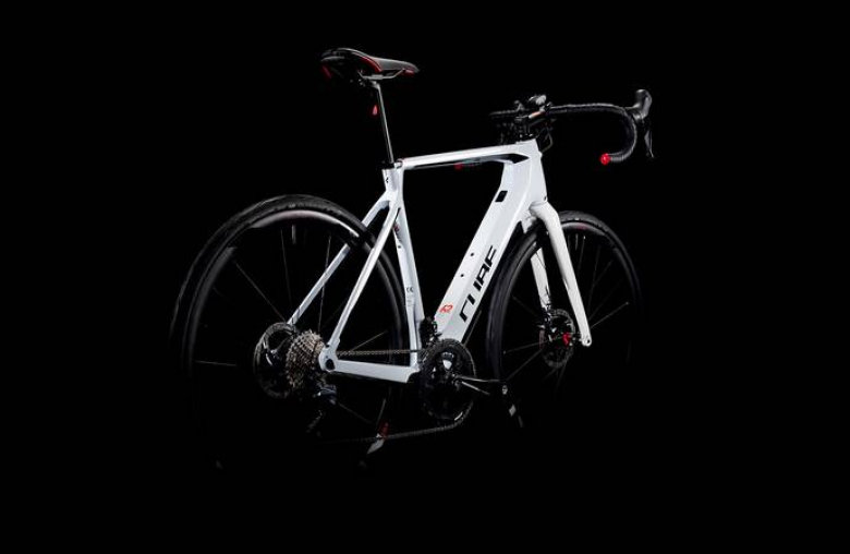 weißes Fahrrad vor schwarzem Hintergrund