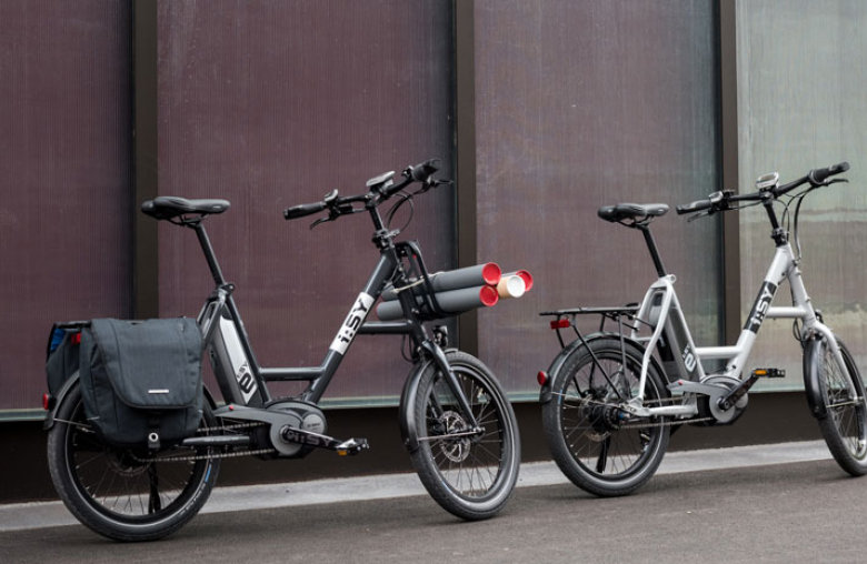 Zwei schwarze Fahrräder hintereinander