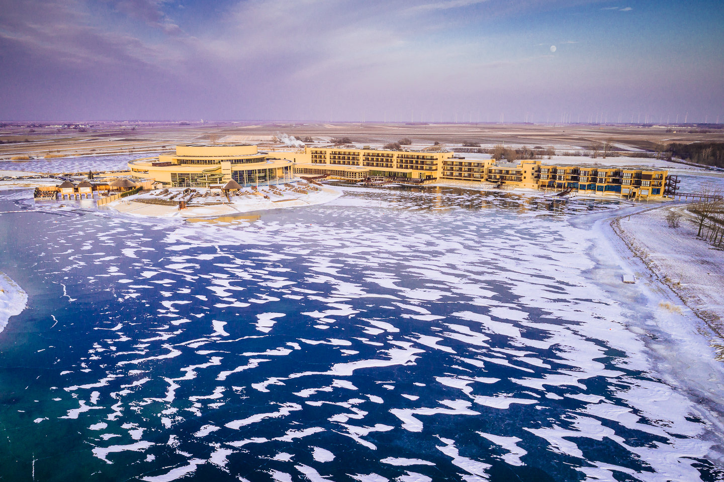 Die winterliche St. Martins Therme und Lodge am Neusiedler See (©St. Martins Therme und Lodge_Rudy Dellinger)