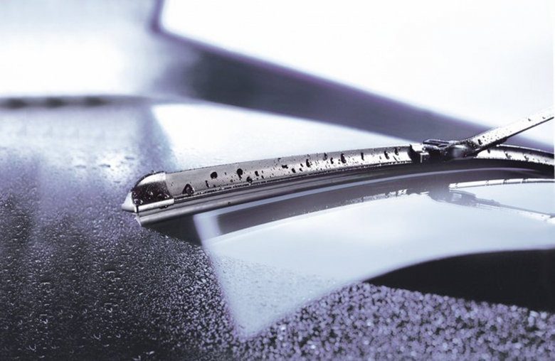 Gute, schlierenfreie Sicht: Überprüfe deine Scheibenwischer vor der Fahrt, damit du auch bei Regen gute Sicht hast. (© Robert Bosch GmbH)