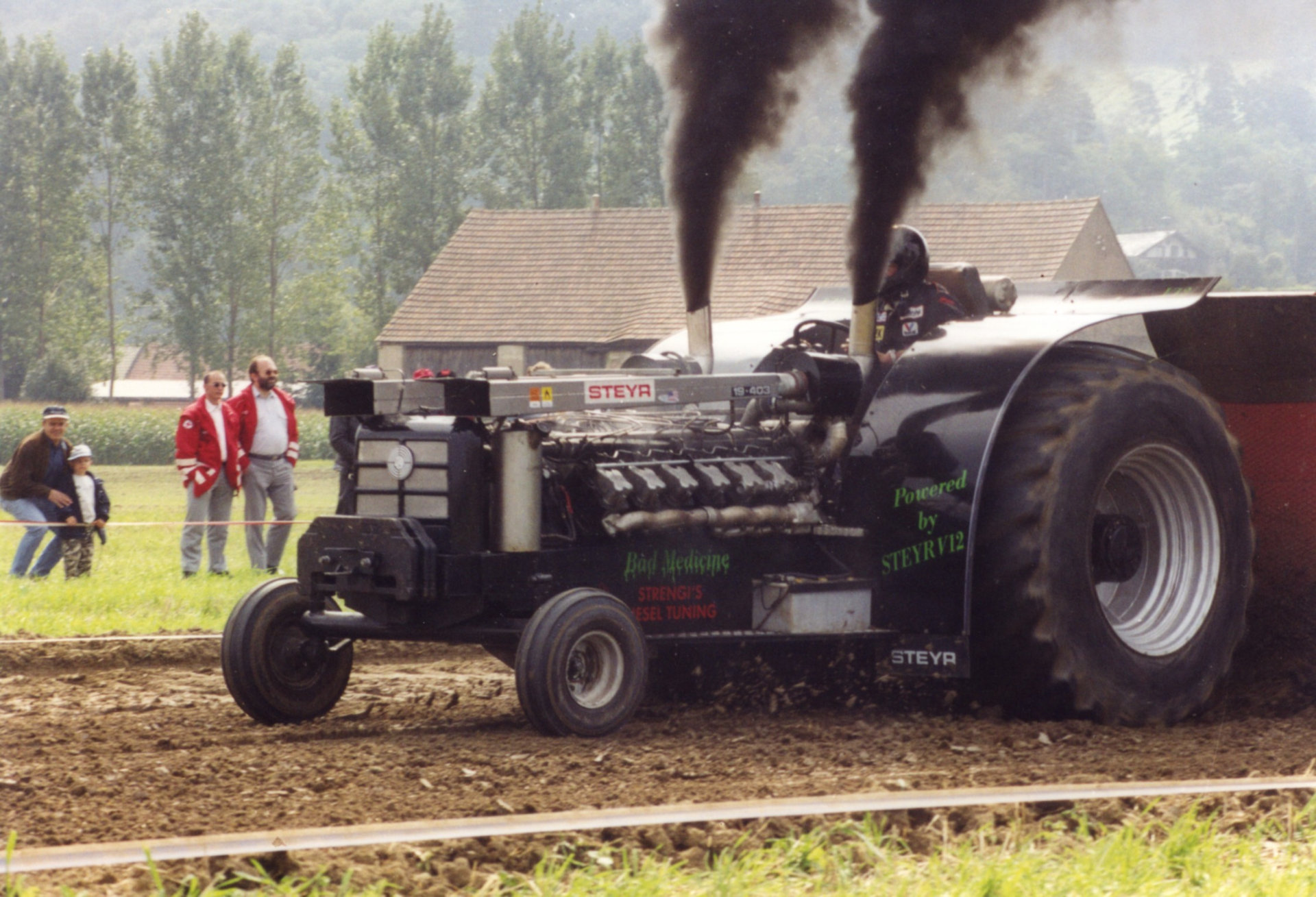 Für die Sicherheit der Fahrerinnen und Fahrer sowie des Publikums tragen strenge Sicherheitsvorkehrungen Sorge. © Hubert Strengberger