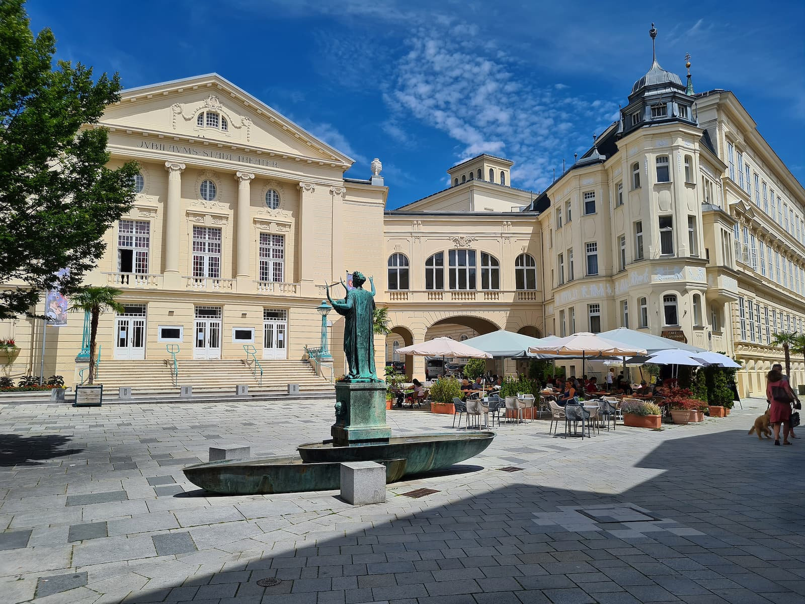 Gesund mit Schwefel: Baden wurde im 19 Jh. zu einem europäischen In-Destination.