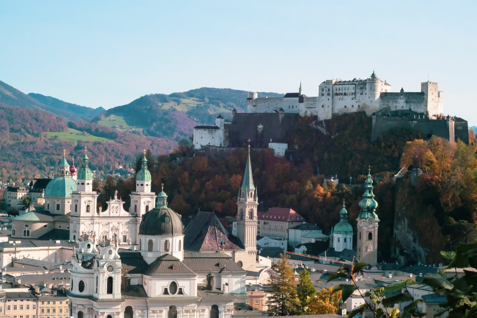 Baudenkmale vom Mittelalter bis zum Barock: Altstadt von Salzburg mit Festung Hohensalzburg
