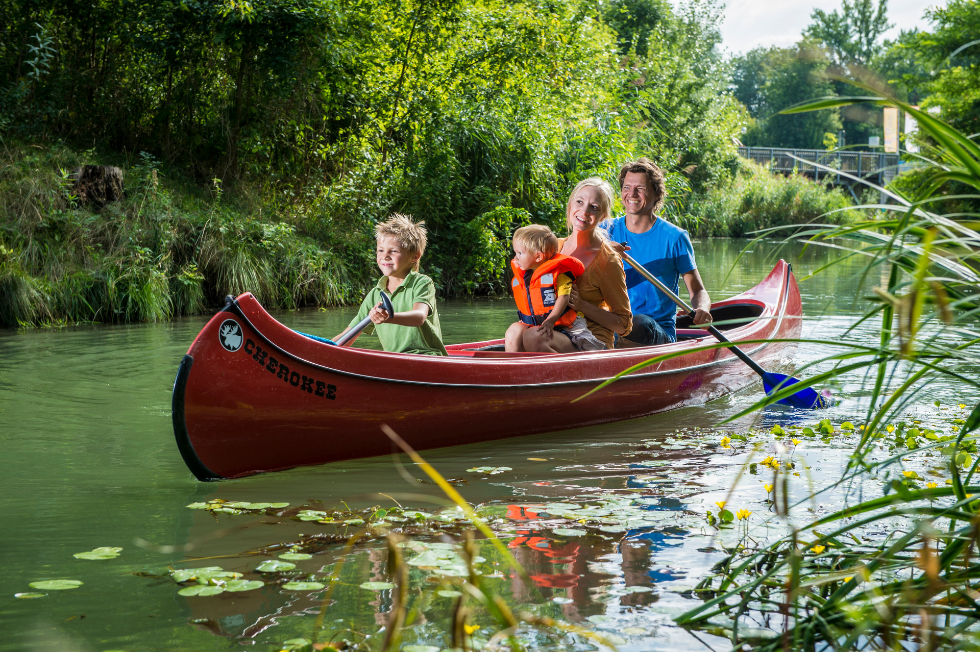 Familie in einem Paddelboot auf dem Wasser