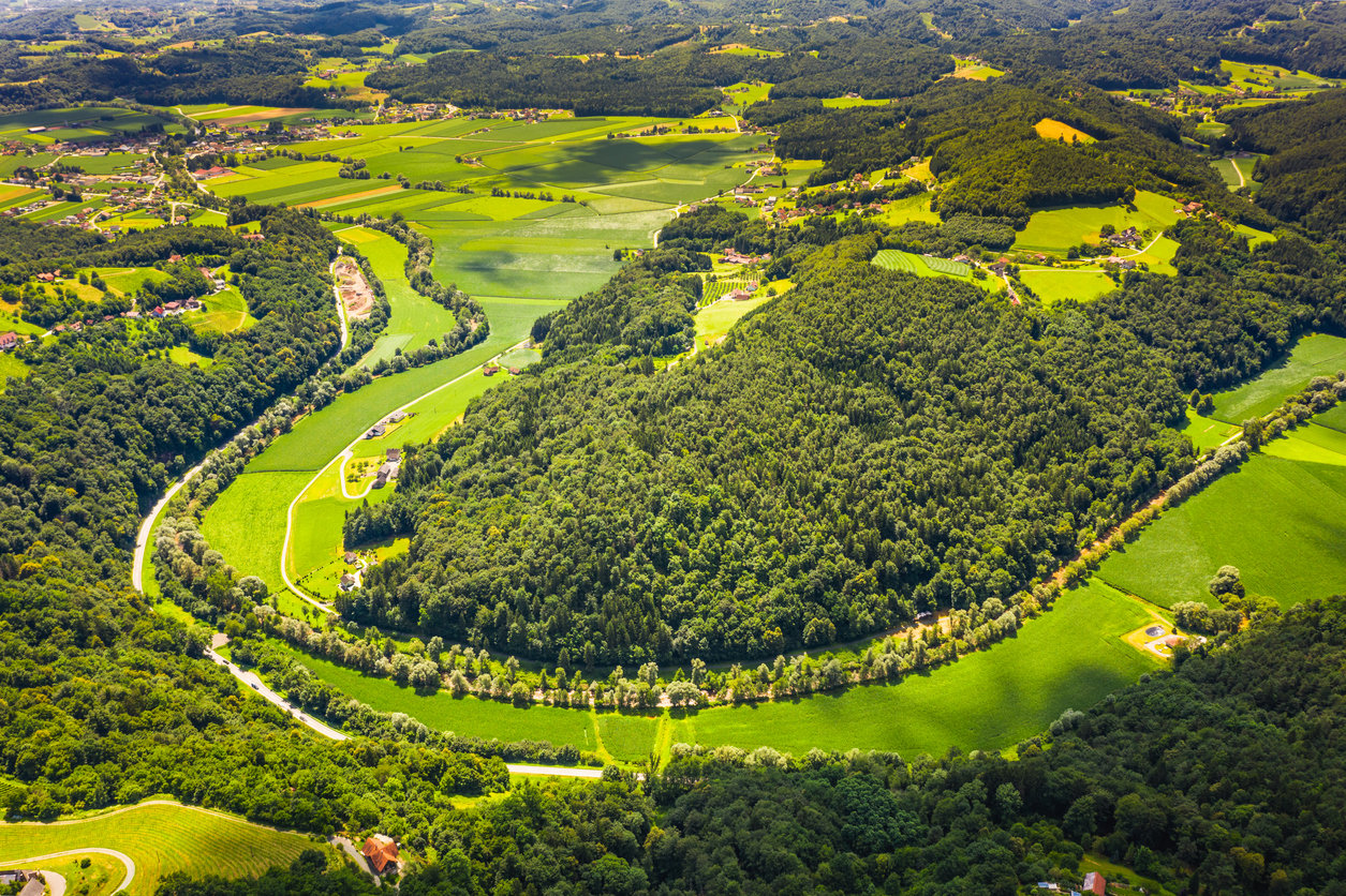 Die Raab mäandert durch das Land