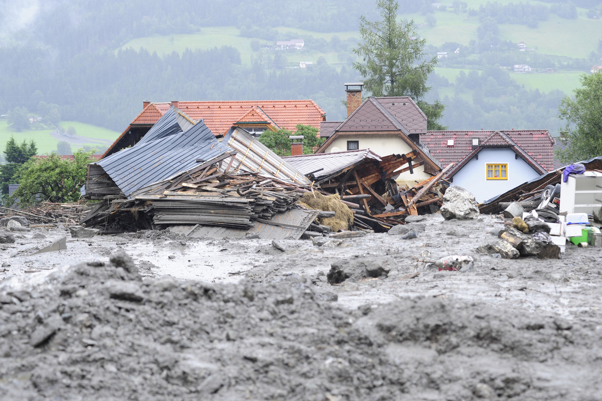 Die Trümmer eines nach starken Regenfällen zusammengestürzten Hauses