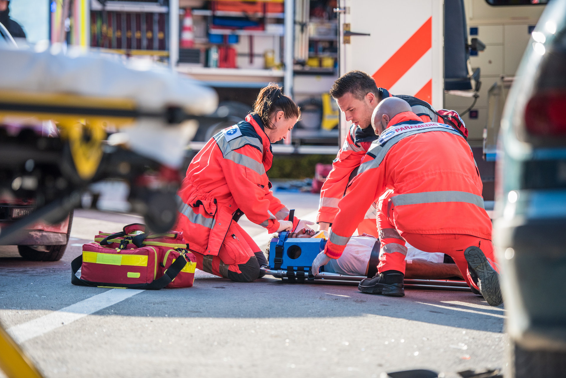 Rettungssanitäter behandelt eine verletzte Person auf einer Straße