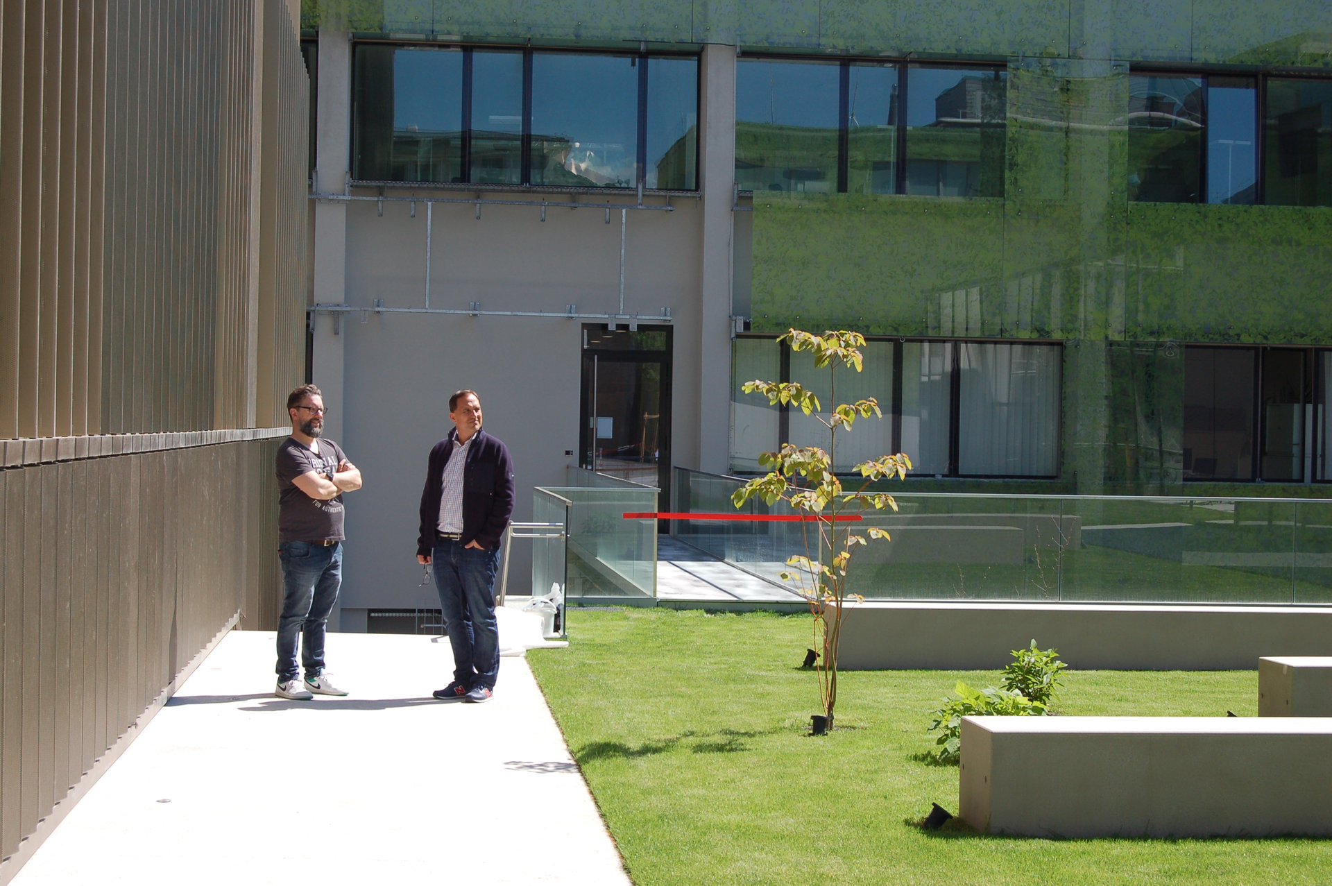 Im Gespräch: Die Mein Leben Redaktion (l.) mit Rudolf Rahofer (r.)