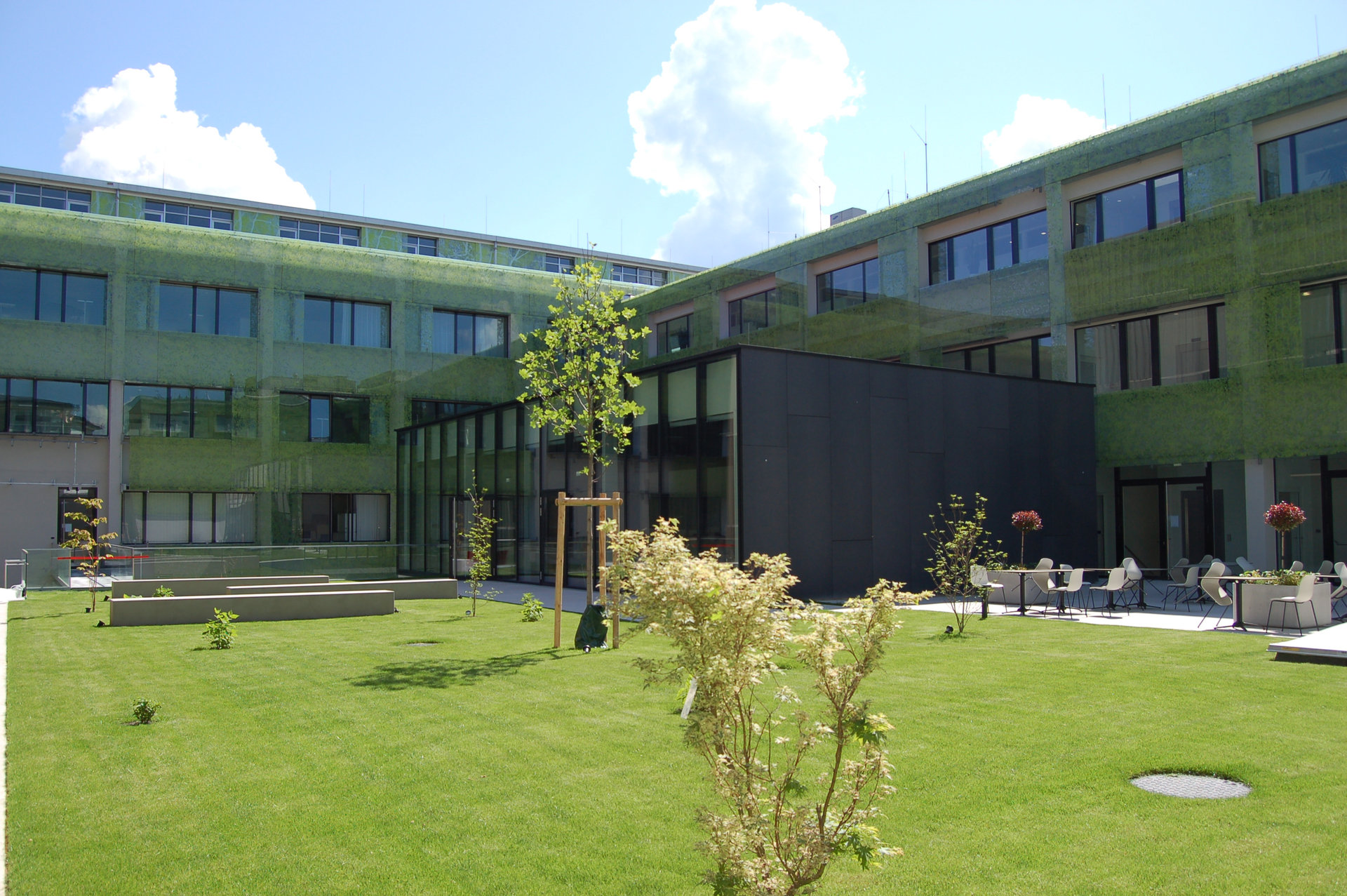 Der neu entstandene Innenhof mit dem Wüstenrot Saal