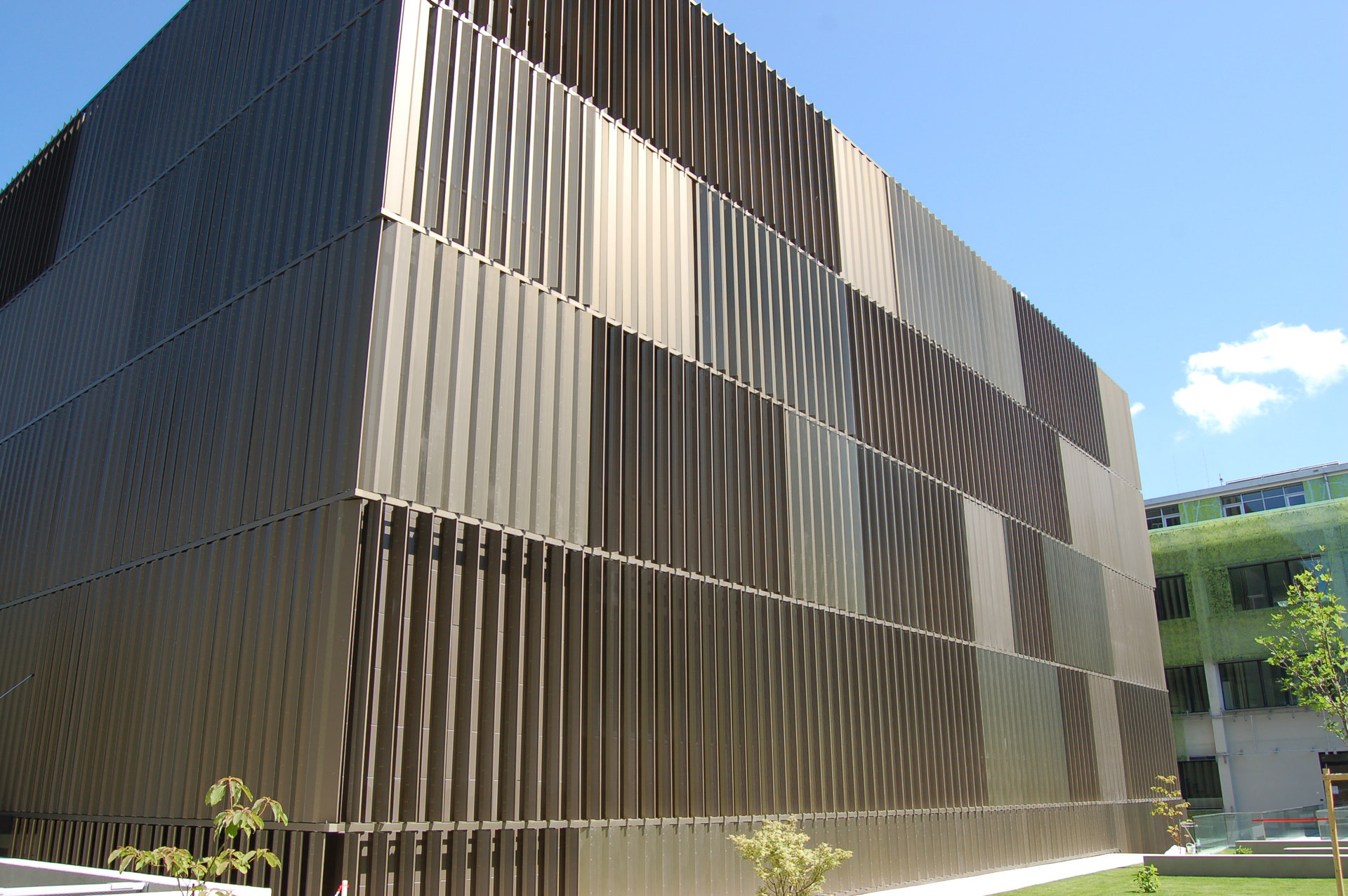 Der It-Tower Salzburg: Das Außen-Design erinnert mit den Lamellen an das Wüstenrot Hauptgebäude