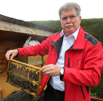 Reinhard Hetzenauer (Präsident des Österreichischen Imkerbundes) mit Bienen