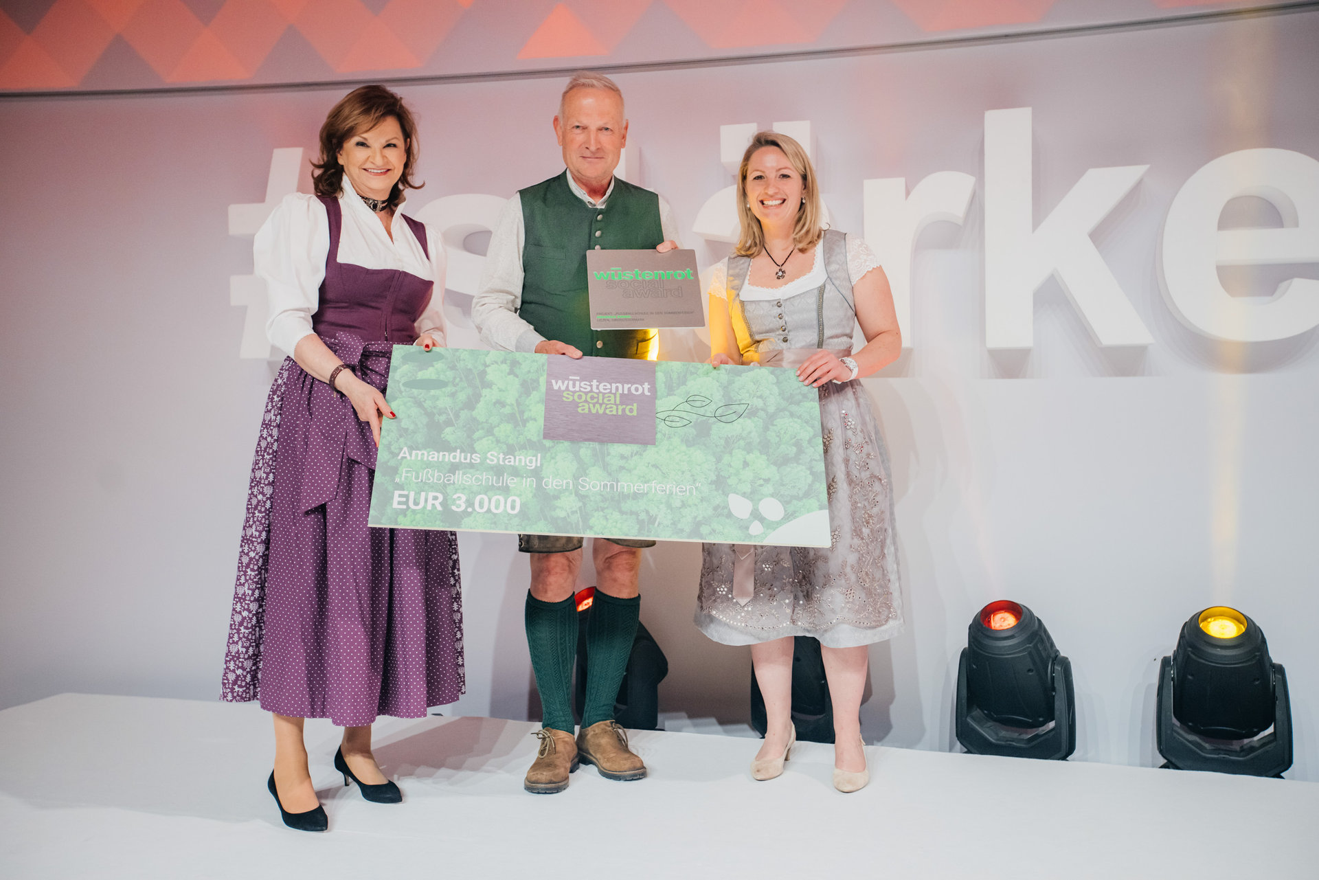 Platz 1 für Amandus Stangl: Preisübergabe mit Susanne Riess-Hahn und Cornelia Hladky