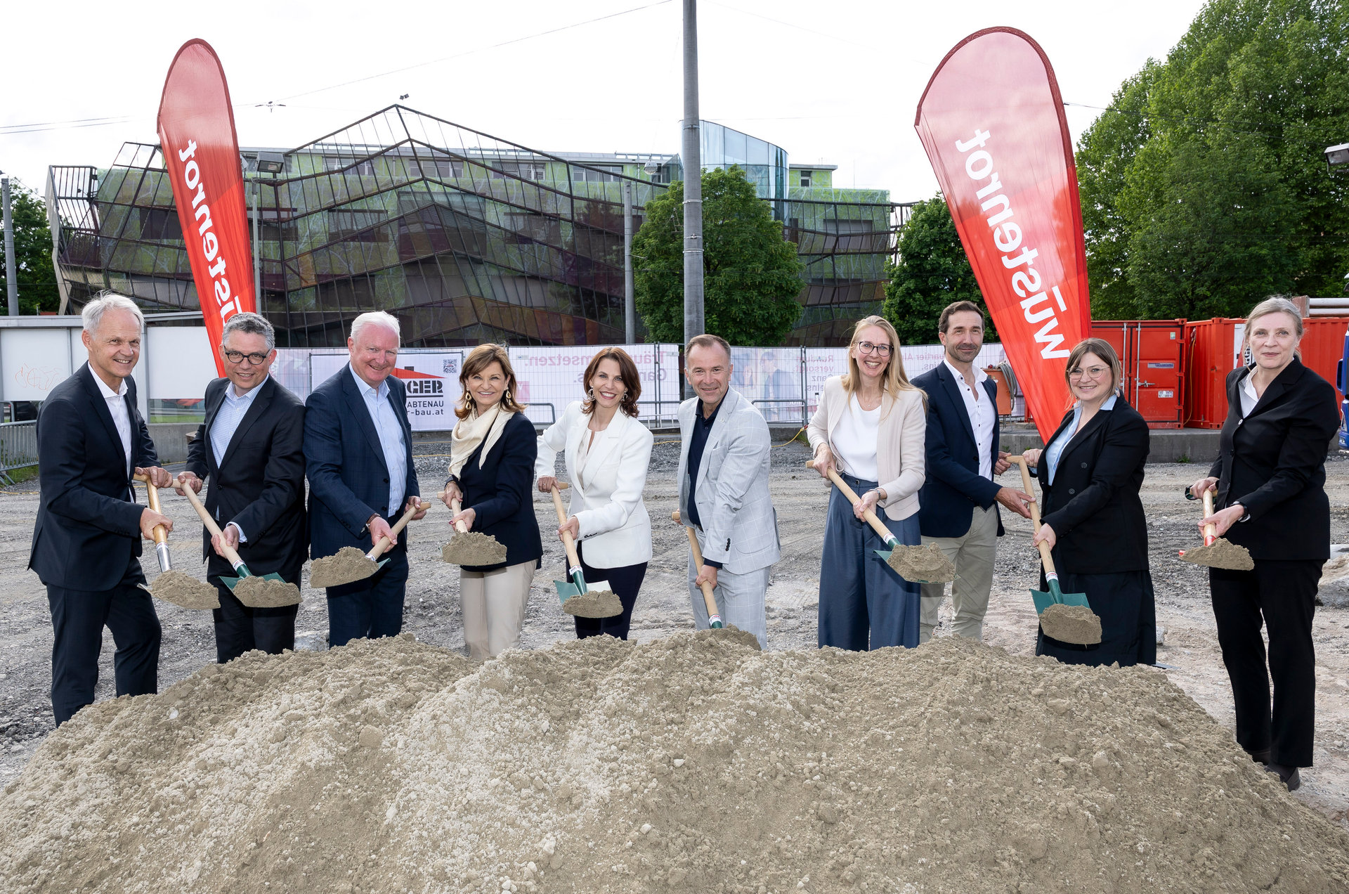 v. l.: Wüstenrot Aufsichtsratsmitglied Mag. Martin Grüll, Wüstenrot CFO Mag. Gregor Hofstätter-Pobst, Bürgermeister-Stellvertreter Dr. Florian Kreibich, Wüstenrot Generaldirektorin Dr. Susanne Riess-Hahn, Landeshauptfrau Mag. Karoline Edtstadler, Bürgermeister Bernhard Auinger, Wüstenrot Versicherungsvorstand Dr. Brigitte Feldhofer, Baumeister Ing. Georg Russegger, Stadträtin Anna Schiester, Architektin Bettina Götz
