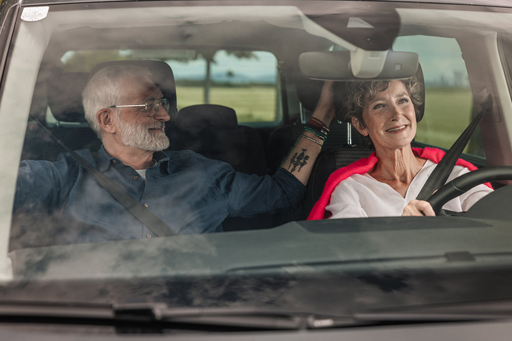 Zwei Personen fahren gemeinsam in einem Auto. 