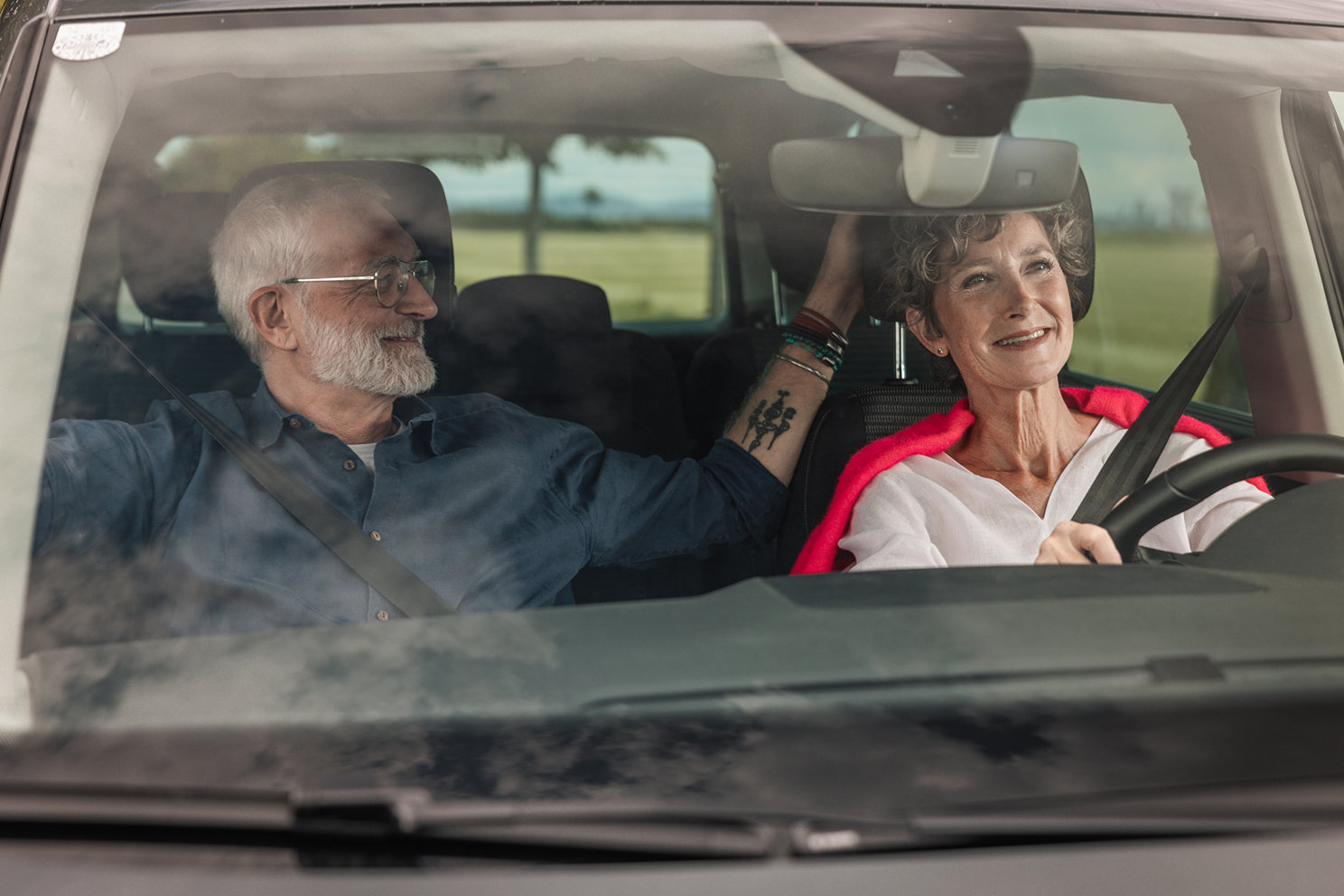 Zwei Personen fahren gemeinsam in einem Auto. 