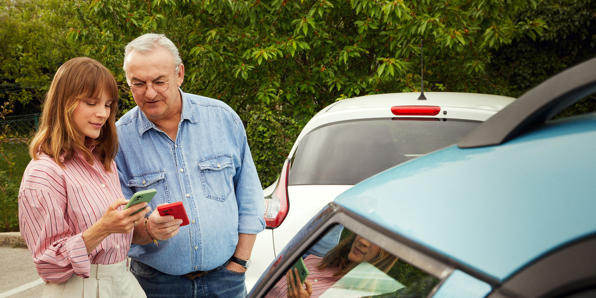 Nach einem Zusammenstoß mit dem Auto tauschen die Unfallgegner ihre Kontakte aus. 
