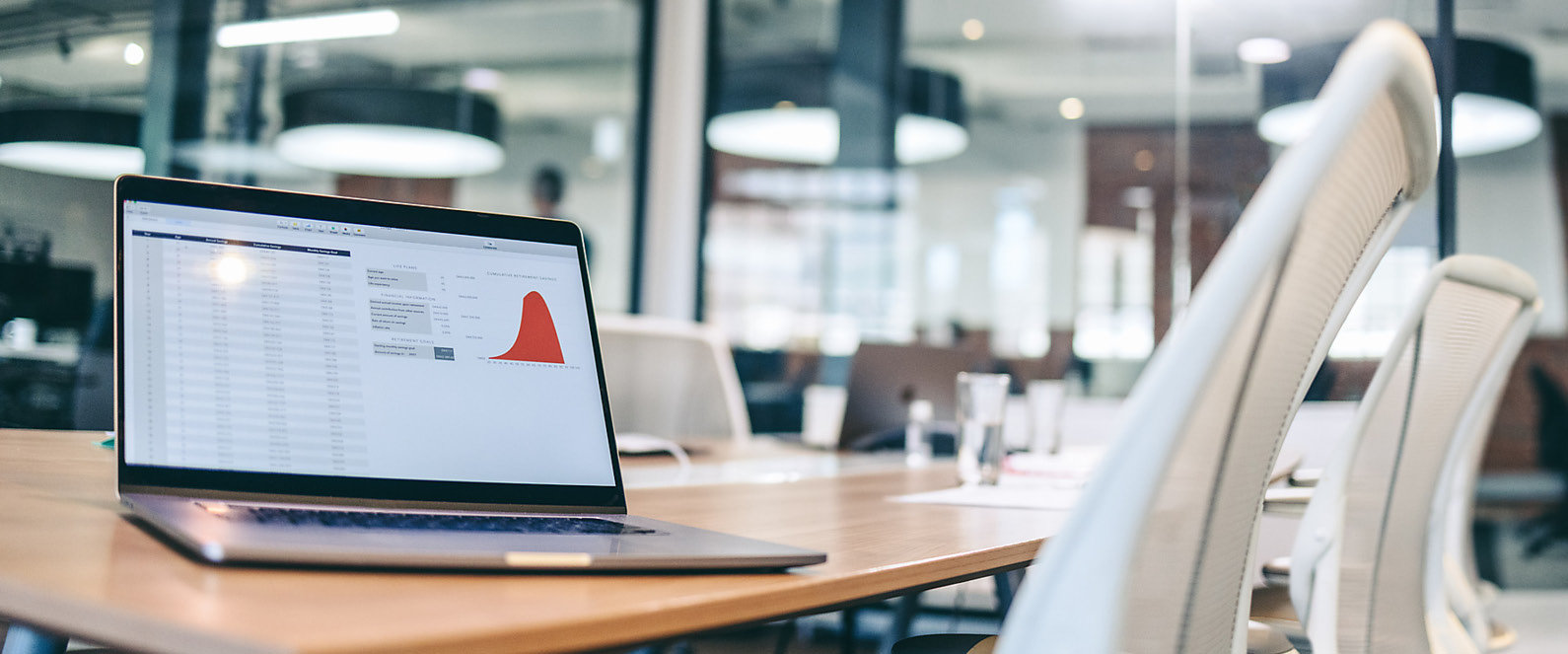 Bürosituation in einem leeren Besprechungsraum