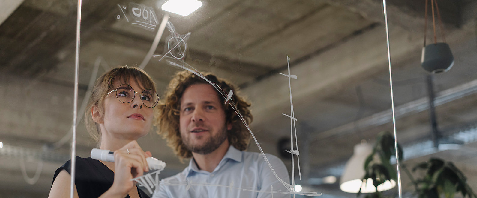 Kollegen zeichnen einen Graphen auf