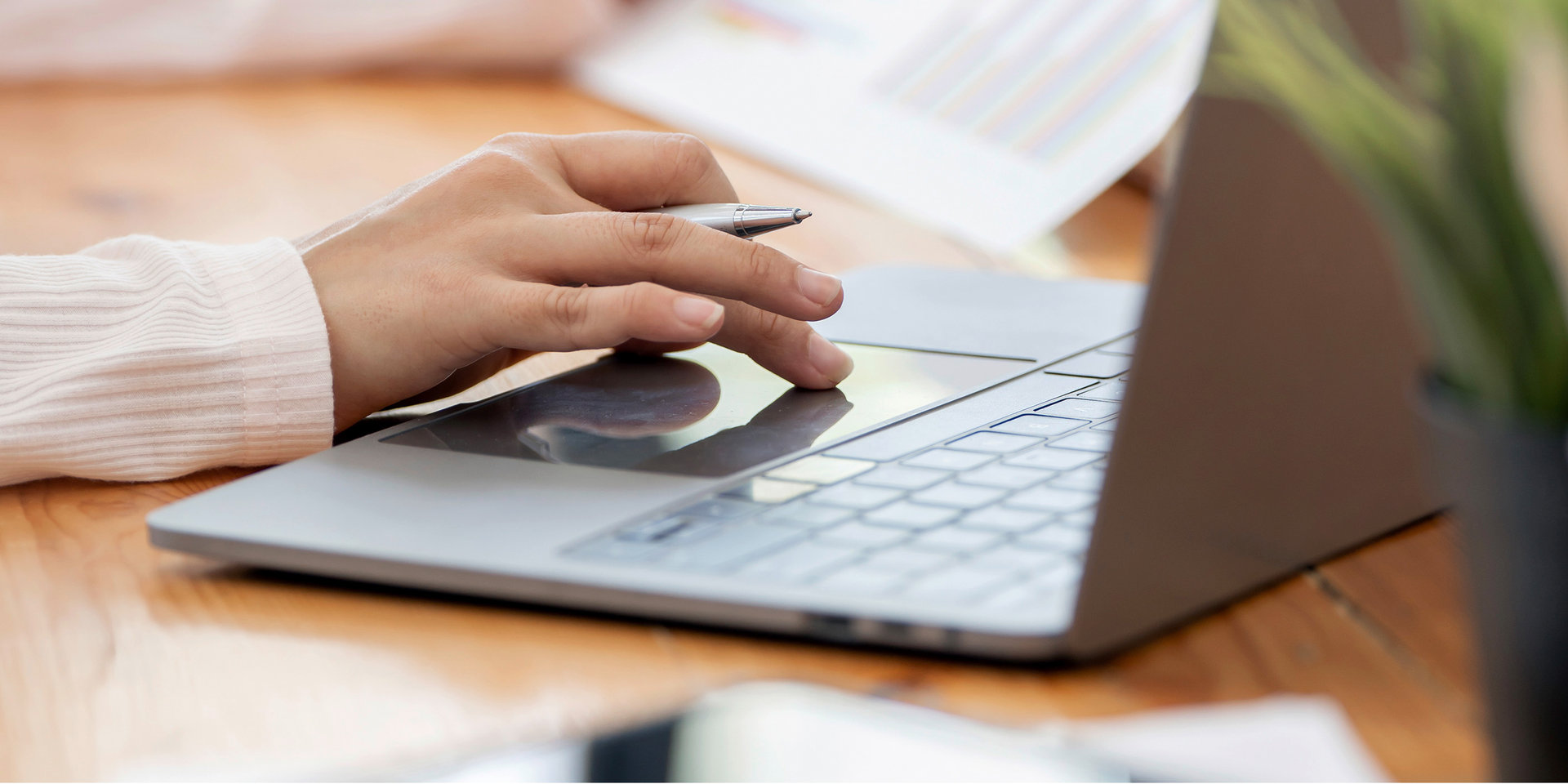 Eine Person arbeitet an ihrem Laptop.