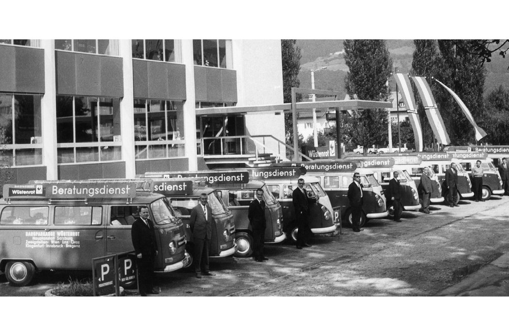 Eine Flotte von VW Bullis als mobile Kundenberatung in den 1960er-Jahren