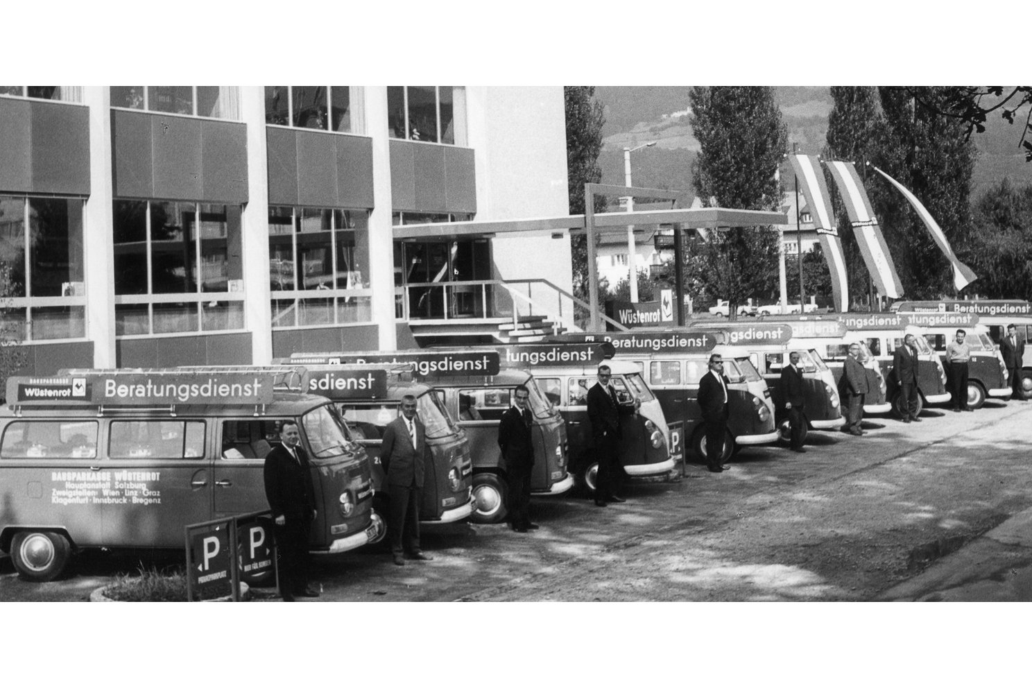 Eine Flotte von VW Bullis als mobile Kundenberatung in den 1960er-Jahren