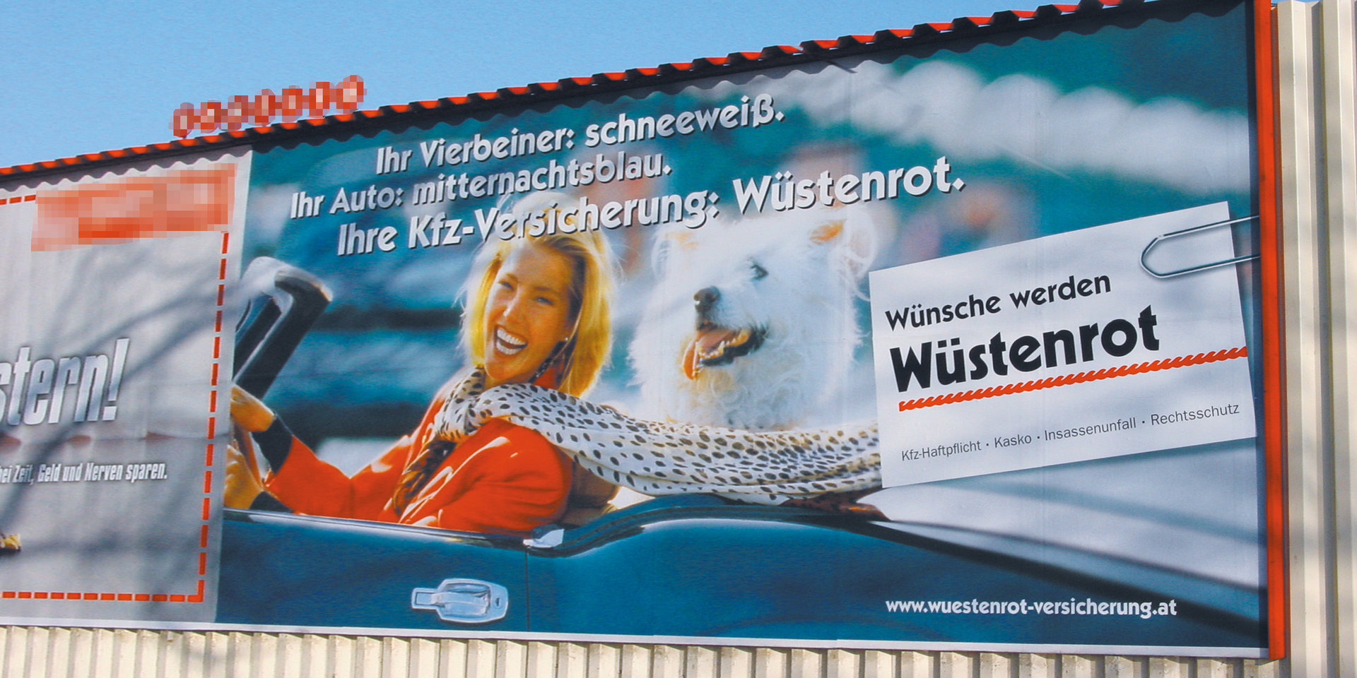 Plakat für die Wüstenrot Kfz-Versicherung aus 2001: eine Frau fährt im Cabrio mit ihrem Hund am Rücksitz. Zu lesen: Ihr Vierbeiner: schneeweiß. Ihr Auto: mitternachtsblau. Ihre Kfz-Versicherung: Wüstenrot.
