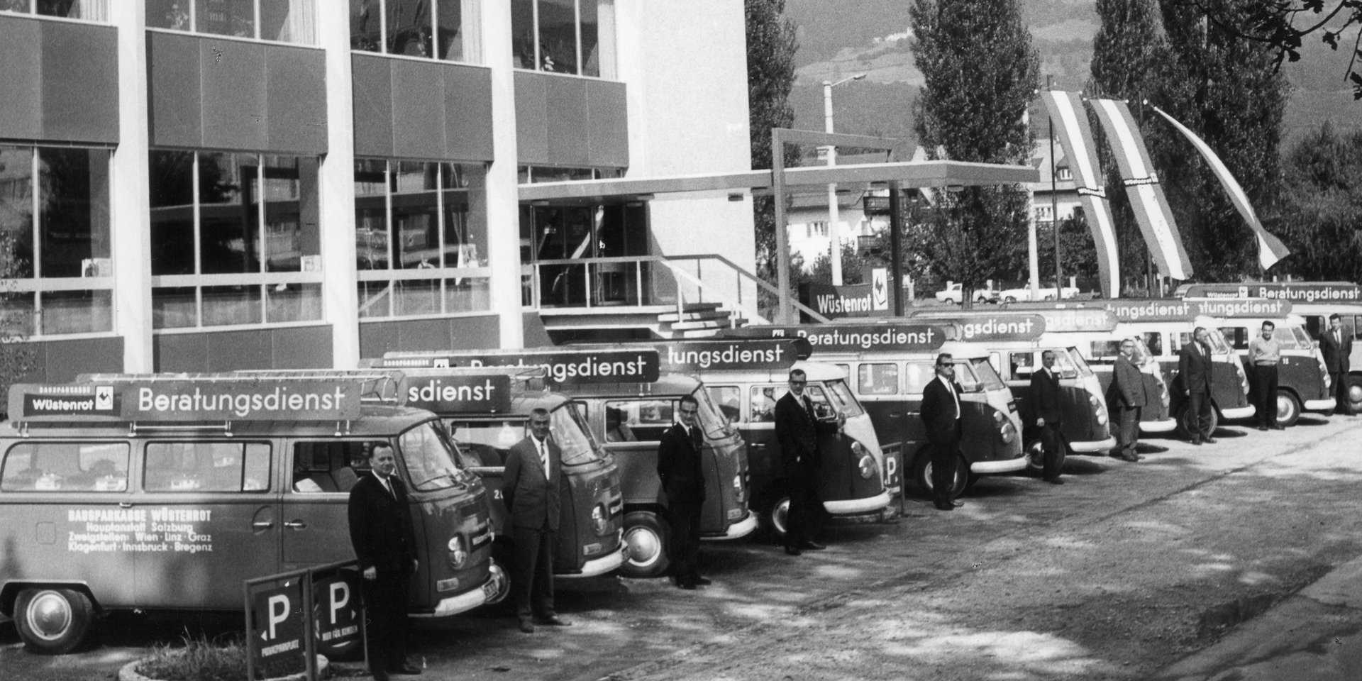 eine Flotte von VW Bullis als mobile Kundenberatung in den 1960er-Jahren