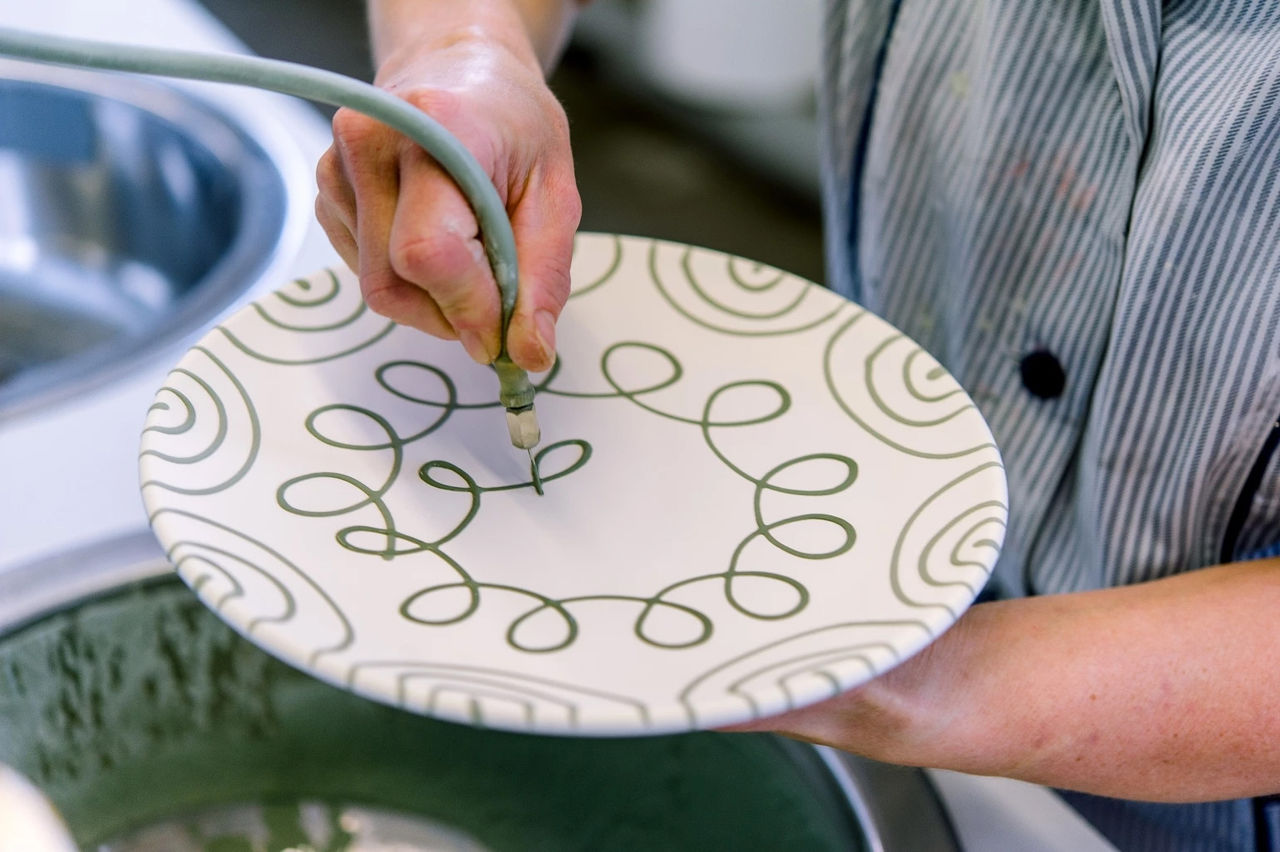 Gmundner Keramik wird von Hand bemalt. © Karin Lohberger